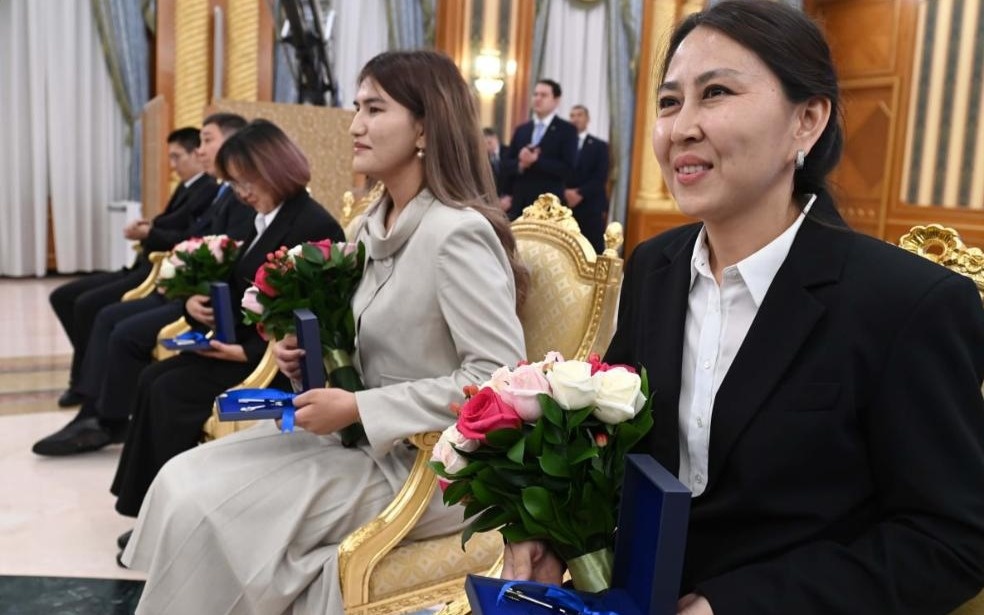 Ғылым күні: 10 жас ғалым Президенттің қолынан пәтер кілтін алды