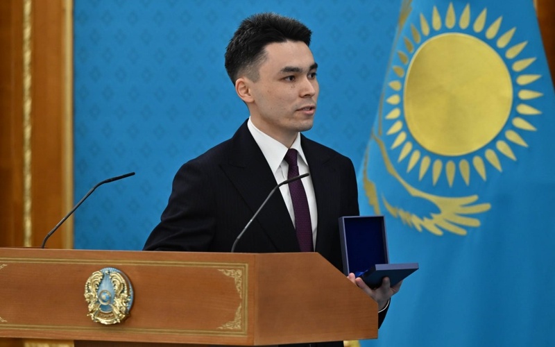 Head of State awards scientists, hands over keys to apartments 