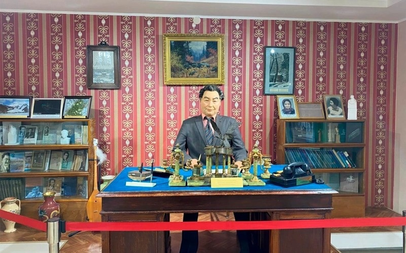 Ученый всю свою жизнь придерживался этого принципа. Из воспоминаний о К. Сатпаеве мы узнаем его человеческую высоту, его огромную трудоспособность, скромность и другие его отличительные качества. Безусловно, о нем еще будет много написано в будущем. Следует отметить еще одну сторону личности академика Сатпаева — он пронес свет науки за границы Советского Союза, осветил другие государства мира. История, о которой мы рассказываем, не описана в книгах, это один из случаев, о которых не говорилось в советское время. Ученый всю свою жизнь придерживался этого принципа. Из воспоминаний о К. Сатпаеве мы узнаем его человеческую высоту, его огромную трудоспособность, скромность и другие его отличительные качества. Безусловно, о нем еще будет много написано в будущем. Следует отметить еще одну сторону личности академика Сатпаева — он пронес свет науки за границы Советского Союза, осветил другие государства мира. История, о которой мы рассказываем, не описана в книгах, это один из случаев, о которых не говорилось в советское время.