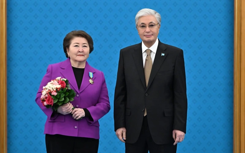 Head of State awards scientists, hands over keys to apartments 