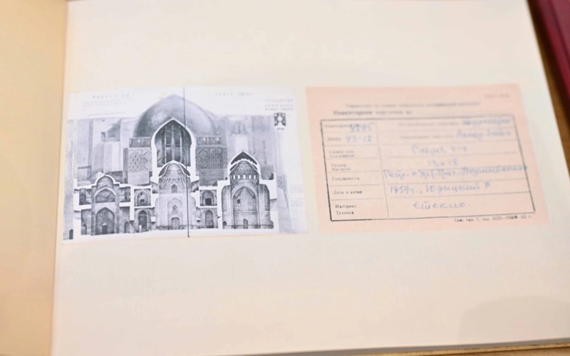 President of Uzbekistan Shavkat Mirziyoyev handed over a collection of valuable archival materials to President of Kazakhstan Kassym-Jomart Tokayev during their informal meeting in Bukhara, Qazinform News Agency cites Akorda.