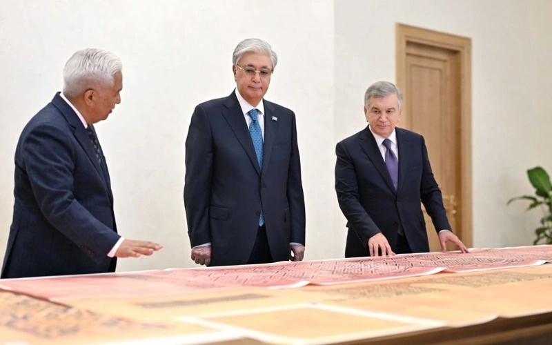 President of Uzbekistan Shavkat Mirziyoyev handed over a collection of valuable archival materials to President of Kazakhstan Kassym-Jomart Tokayev during their informal meeting in Bukhara, Qazinform News Agency cites Akorda.