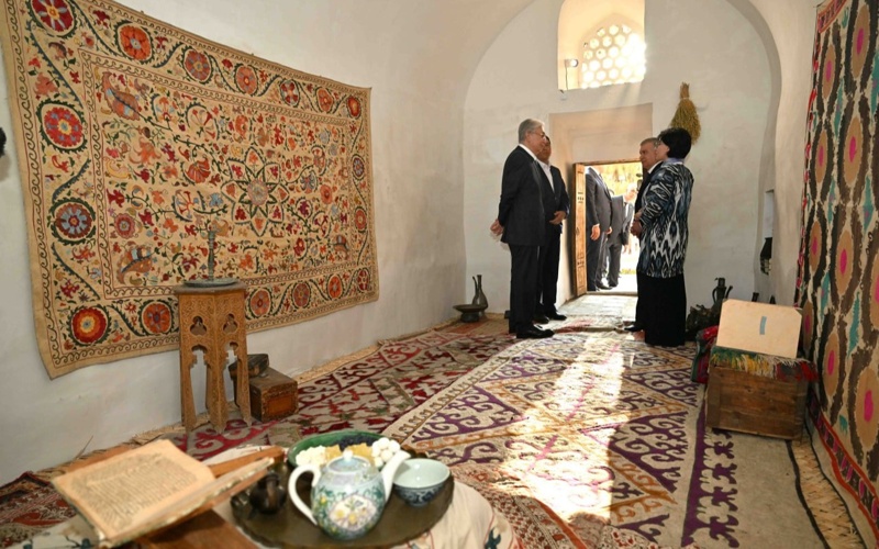 Президенты Казахстана и Узбекистана посетили достопримечательности Бухары Президенты Казахстана и Узбекистана посетили достопримечательности Бухары