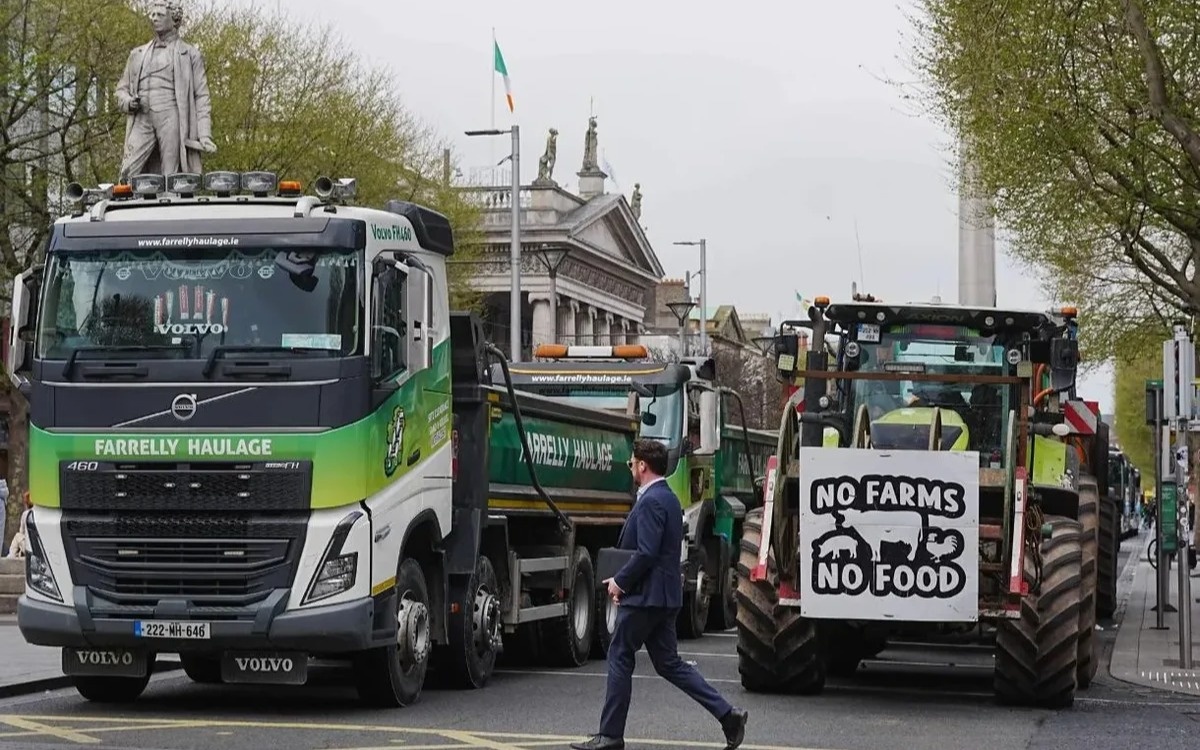 Ирландияда жаппай наразылықтан кейін жанармай салығы 505 миллион еуроға азайды