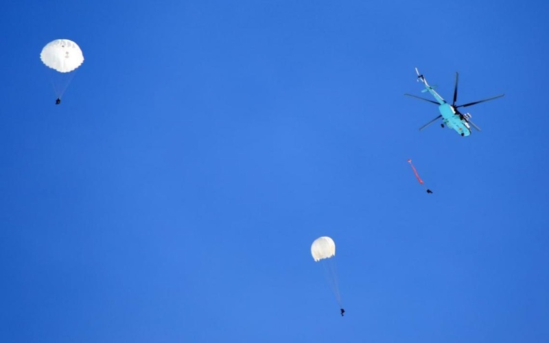 Курсанты военного института впервые совершили ночные прыжки с парашютом