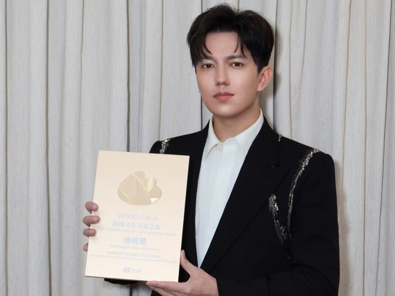 Dimash Qudaibergen receives his first award in China as a producer
