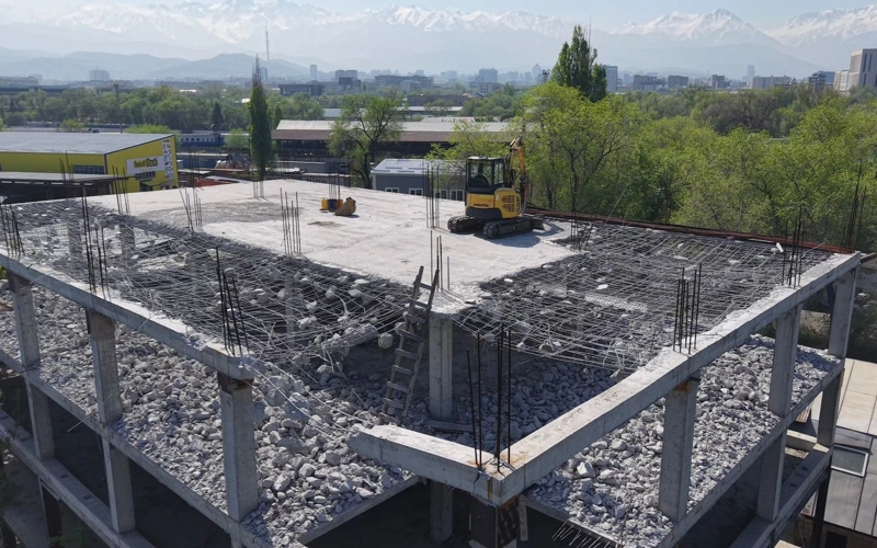 р