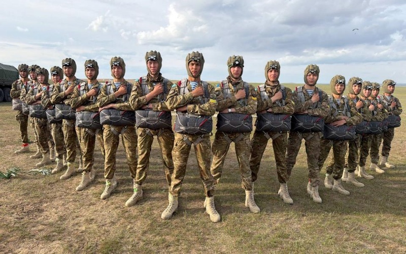 Курсанты военного института впервые совершили ночные прыжки с парашютом