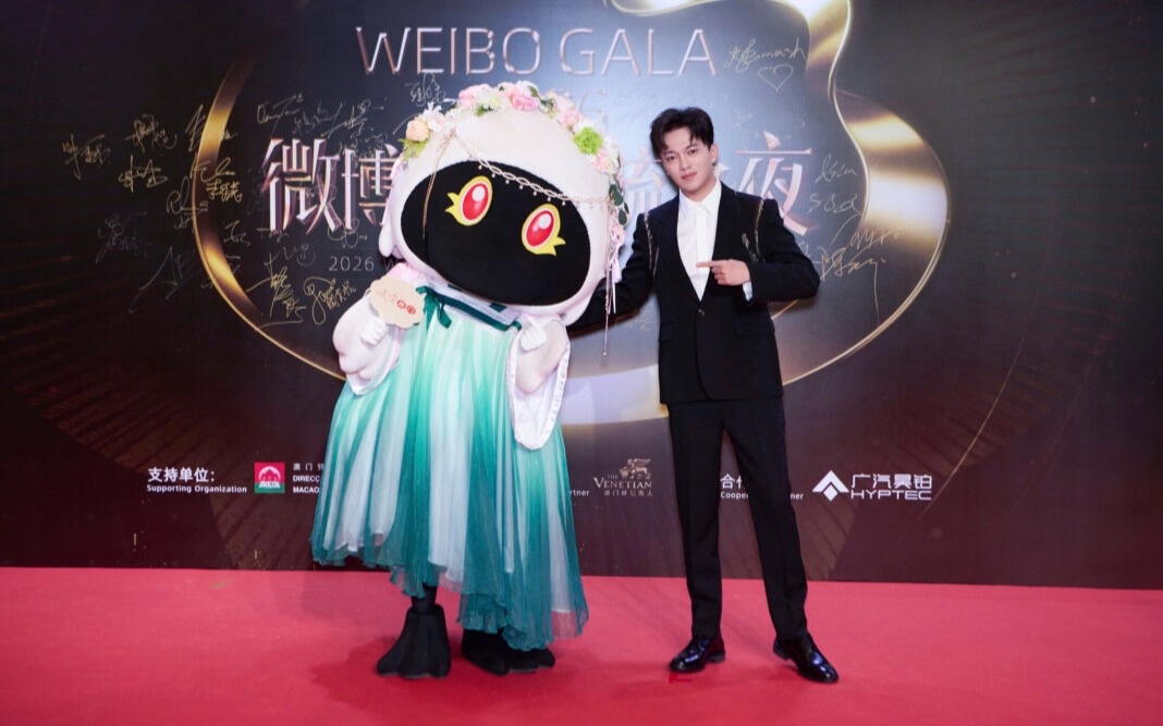 Dimash Qudaibergen receives his first award in China as a producer