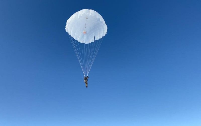 Курсанты военного института впервые совершили ночные прыжки с парашютом