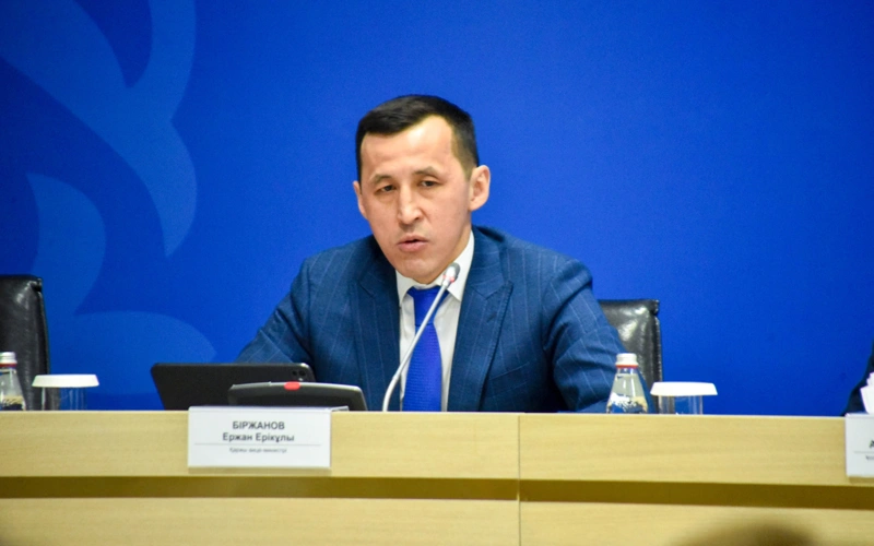 Массовую блокировку счетов казахстанцев объяснили в Минфине