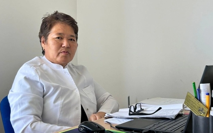 Медсестра Акмарал Оразалина