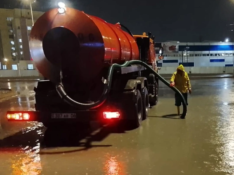 Atyraýda birneshe saǵat boıy toqtaýsyz jańbyr jaýyp, qozǵalys qıyndady