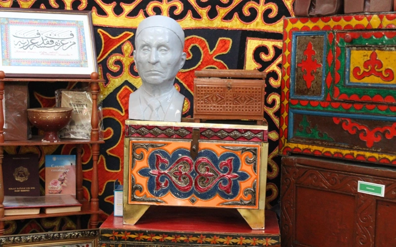  Қызылордалық ұстаз екі мыңдай жәдігерді 50 чемоданға жинаған