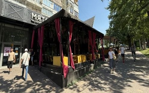 Летнее кафе снесли в центре Алматы р