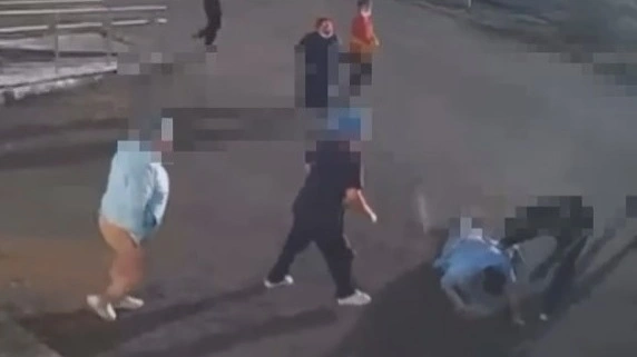 Ekibastuzda emdelýshiniń dostary dáriger men medbıkeni soqqyǵa jyqqan