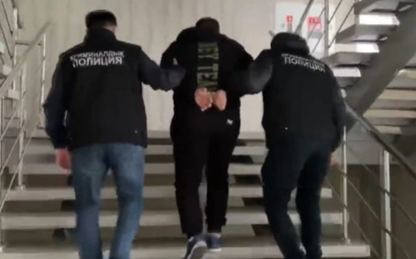р