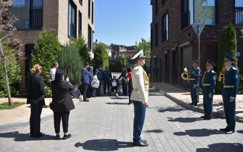 Almatyda Uly Otan soǵysynyń ardagerin 101 jasymen quttyqtady