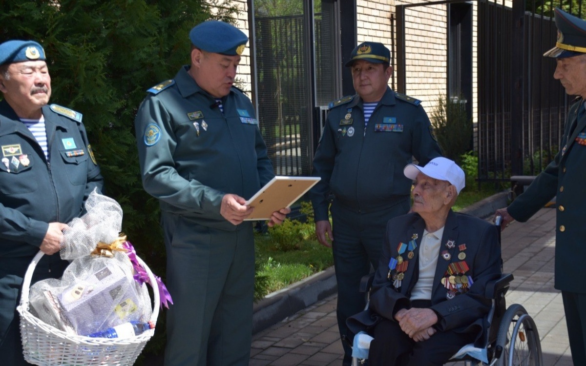 Алматыда Ұлы Отан соғысының ардагерін 101 жасымен құттықтады
