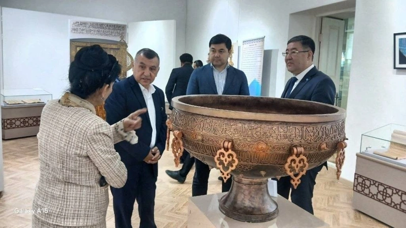 Samarqandtaǵy kórmede Ámir Temirdiń syıǵa tartqan týy men tarıhı jádigerleri qoıyldy