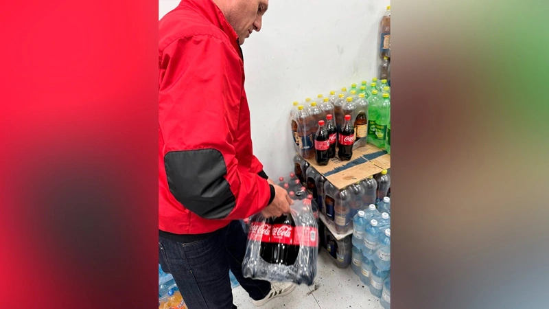 Shymkentte «Coca-Cola» brendimen jasalǵan kontrafaktilik ónimder anyqtaldy