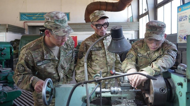 Первых специалистов-ремонтников выпустили в Вооруженных силах Казахстана