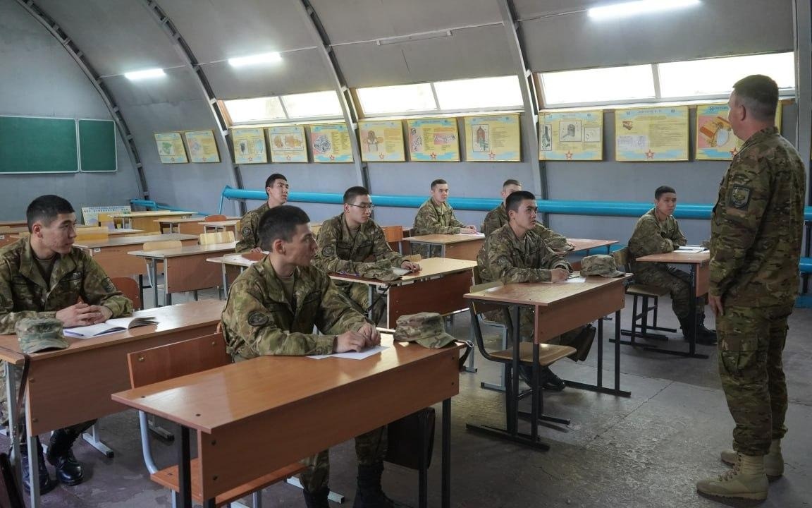 Қорғаныс министрлігі әскери қызметшілерді негізінен қандай мамандықтарға баулиды