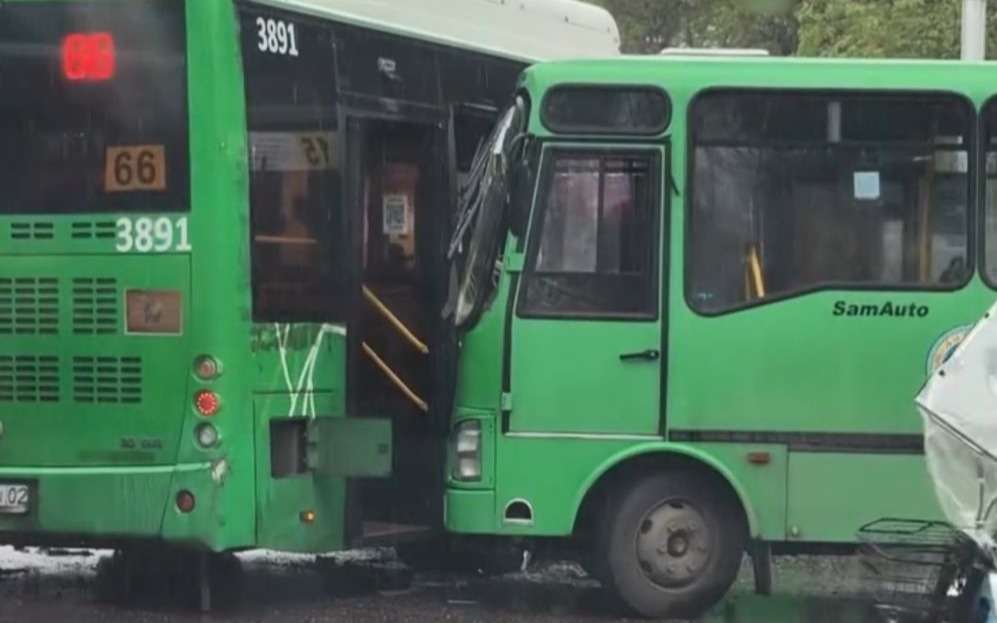 Алматы екі автобус соқтығысты: зардап шеккендер бар