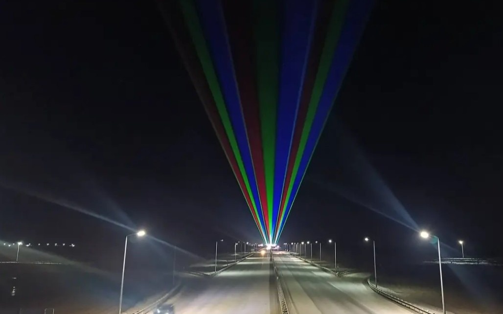 Енді Үшарал–Достық тасжолында жүргізушілерді лазер сүйемелдейді