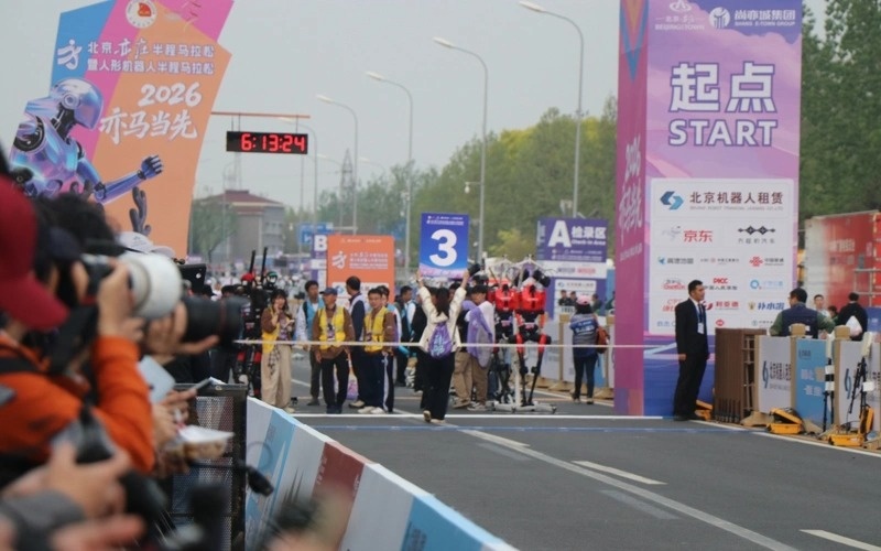 Robot sets world record at Half Marathon in Beijing