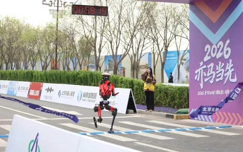 Gýmanoıd robot jartylaı marafonnan erler arasyndaǵy rekordty jańartty