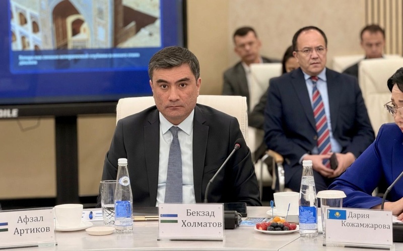 Тоқаев пен Мирзиёевтің бейресми кездесуі қазақ-өзбек байланыстарына тың серпін берді