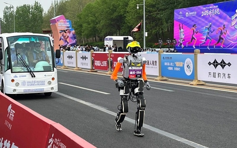 Robot sets world record at Half Marathon in Beijing