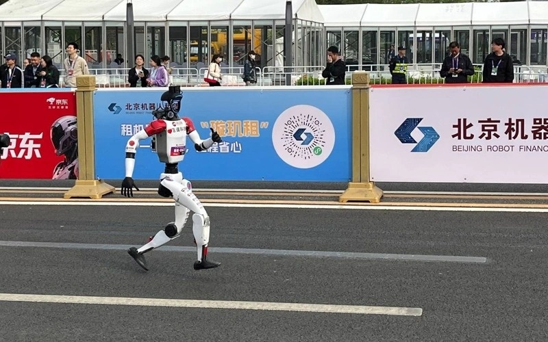 Robot sets world record at Half Marathon in Beijing