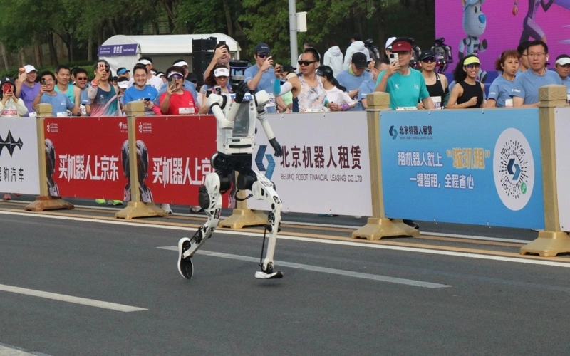 Robot sets world record at Half Marathon in Beijing