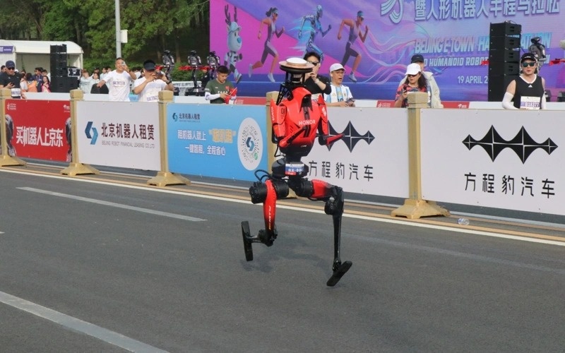 Robot sets world record at Half Marathon in Beijing
