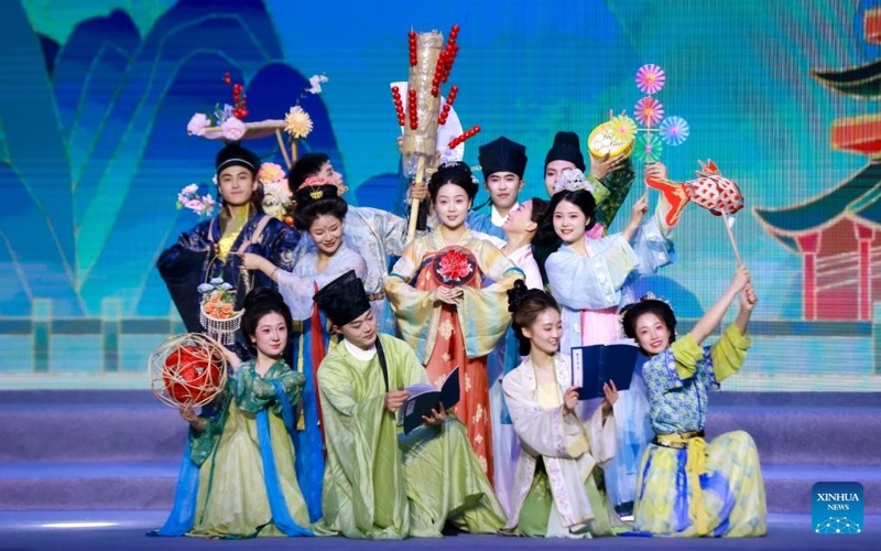 Robots, dolls, pets: China&rsquo;s Hanfu goes beyond human wardrobe