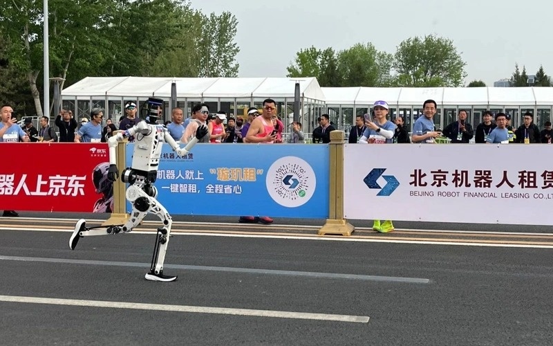 Robot sets world record at Half Marathon in Beijing
