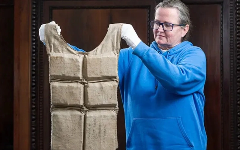Titanic survivor’s life jacket sells for record price