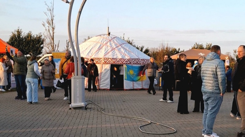 Германиядағы ең ауқымды Наурызды ұйымдастырған Сұлтан  Толық нұсқасына гиперсілтеме беруді ұмытпаңыз: https://turkystan.kz/article/278763-germaniiadagy-en-auqymdy-nauryzdy-uiymdastyrgan-sultan