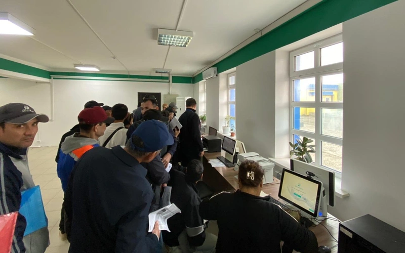 Onlaın qyzmet oflaın kezekke aınaldy: Atyraýda mıgranttar ETsQ ashý úshin ábigerge tústi