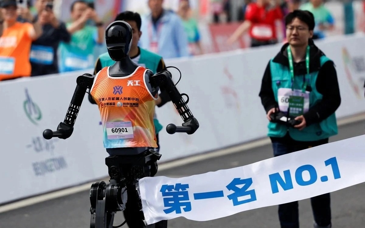Бейжіңде гуманоидты робот жартылай марафонда адамнан жылдам жүгірді