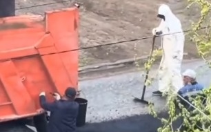 Ақтөбеде жаңбырлы күні жолдың ой-шұңқырын жөндегендер жазаланбады