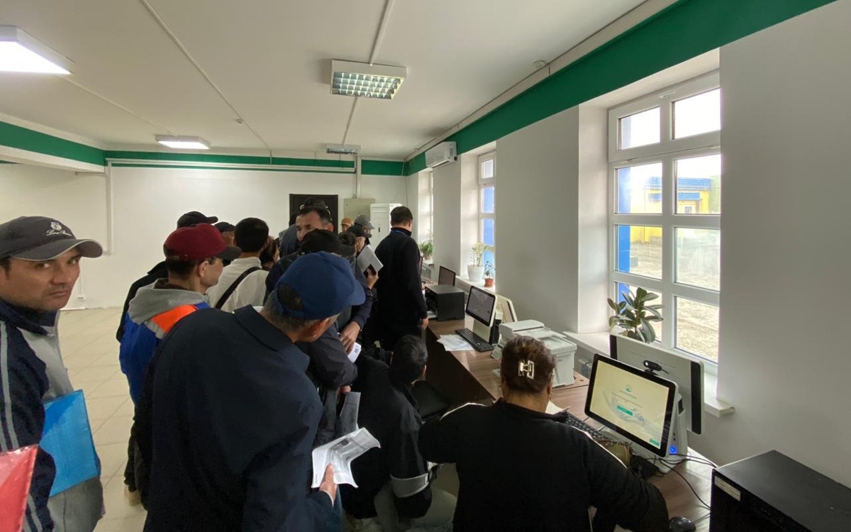 Онлайн қызмет офлайн кезекке айналды: Атырауда мигранттар ЭЦҚ ашу үшін әбігерге түсті