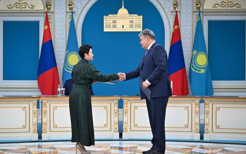 Qazaqstan men Mońǵolııa prezıdentteri shaǵyn quramda kelissóz júrgizdi