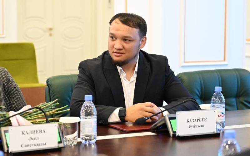 Бейбит Исабаев вручил ключи от&nbsp;однокомнатной квартиры призеру XXV Сурдлимпийских игр Рамазану Абдрасилу