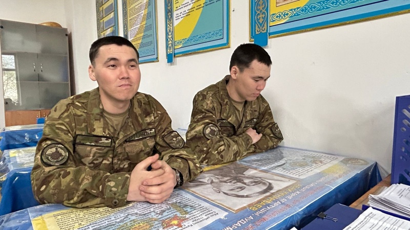Служба на двоих: как в воинской части Актобе вместе служат близнецы и братья