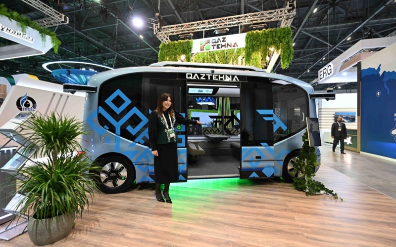 Мемлекеттер басшылары Өңірлік экологиялық саммиттің көрме павильондарын аралады