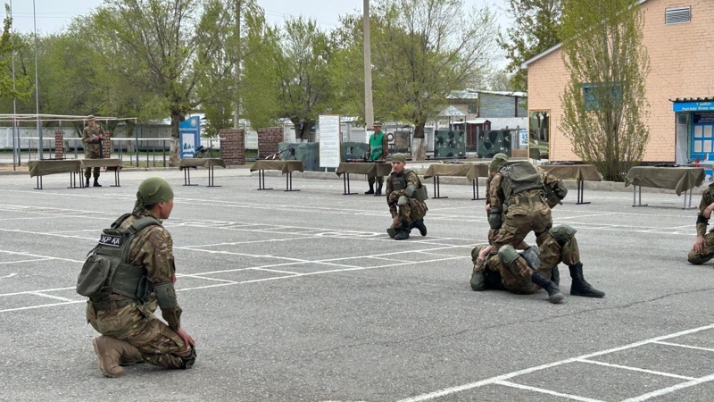 Служба на двоих: как в воинской части Актобе вместе служат близнецы и братья