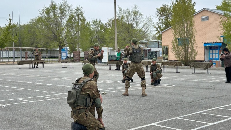 Служба на двоих: как в воинской части Актобе вместе служат близнецы и братья